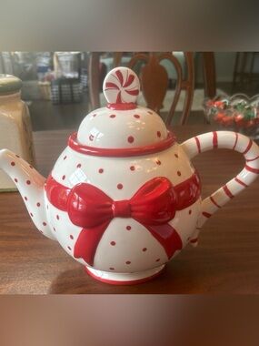 HARRY AND DAVID TEAPOT WITH PEPPERMINT CANDY LID
